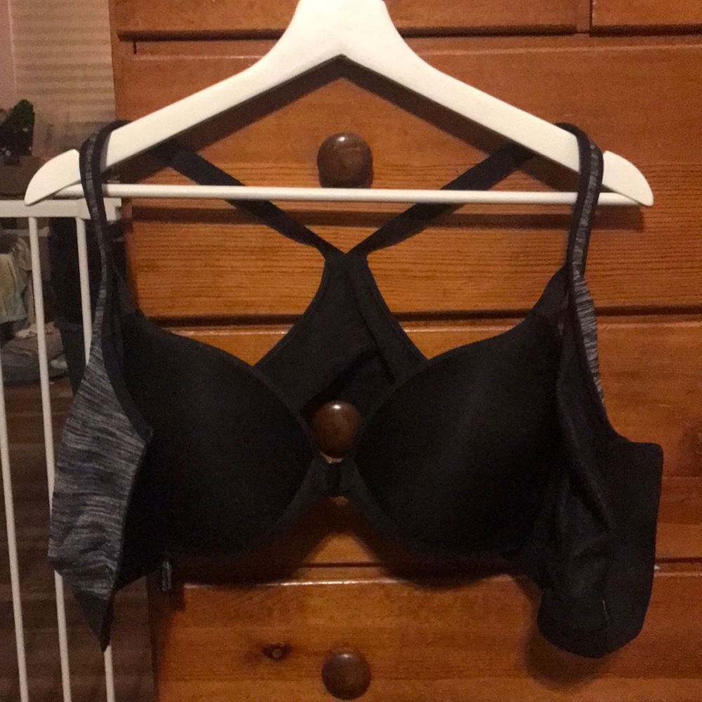 38C Victoria’s Secret sports bra front close